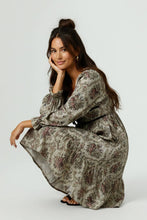 Load image into Gallery viewer, PLUS SIZE SHIRRED SMOCKING VINTAGE FLORAL PRINT MIDI DRESS