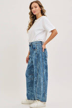 Load image into Gallery viewer, FLORAL PRINT DENIM BARREL JEANS