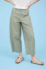 Load image into Gallery viewer, WIDE LEG CAPRI PANTS