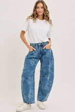 Load image into Gallery viewer, FLORAL PRINT DENIM BARREL JEANS