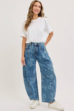 Load image into Gallery viewer, FLORAL PRINT DENIM BARREL JEANS