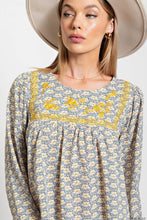 Load image into Gallery viewer, SOFT WOODOBBY PRINTED EMB YORK BUBBLE SLEEVES TOP