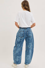 Load image into Gallery viewer, FLORAL PRINT DENIM BARREL JEANS
