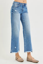 Load image into Gallery viewer, Mid Rise Crop with Fray Hem