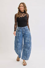 Load image into Gallery viewer, FLORAL PRINT DENIM BARREL JEANS