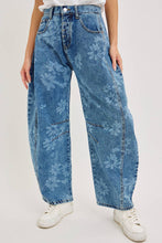 Load image into Gallery viewer, FLORAL PRINT DENIM BARREL JEANS
