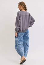 Load image into Gallery viewer, FLORAL PRINT DENIM BARREL JEANS