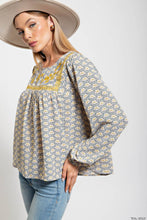 Load image into Gallery viewer, SOFT WOODOBBY PRINTED EMB YORK BUBBLE SLEEVES TOP