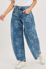Load image into Gallery viewer, FLORAL PRINT DENIM BARREL JEANS