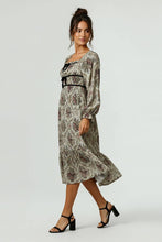 Load image into Gallery viewer, SHIRRED SMOCKING VINTAGE FLORAL PRINT MIDI DRESS