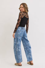 Load image into Gallery viewer, FLORAL PRINT DENIM BARREL JEANS