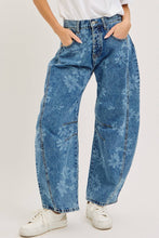 Load image into Gallery viewer, FLORAL PRINT DENIM BARREL JEANS