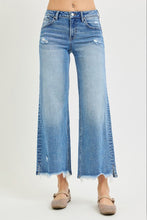 Load image into Gallery viewer, Mid Rise Crop with Fray Hem