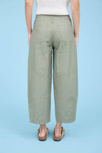 Load image into Gallery viewer, WIDE LEG CAPRI PANTS