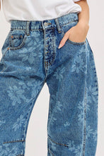 Load image into Gallery viewer, FLORAL PRINT DENIM BARREL JEANS