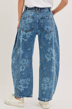 Load image into Gallery viewer, FLORAL PRINT DENIM BARREL JEANS