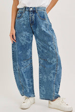 Load image into Gallery viewer, FLORAL PRINT DENIM BARREL JEANS