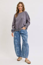 Load image into Gallery viewer, FLORAL PRINT DENIM BARREL JEANS