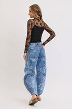 Load image into Gallery viewer, FLORAL PRINT DENIM BARREL JEANS