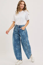 Load image into Gallery viewer, FLORAL PRINT DENIM BARREL JEANS