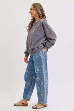 Load image into Gallery viewer, FLORAL PRINT DENIM BARREL JEANS