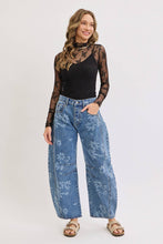 Load image into Gallery viewer, FLORAL PRINT DENIM BARREL JEANS