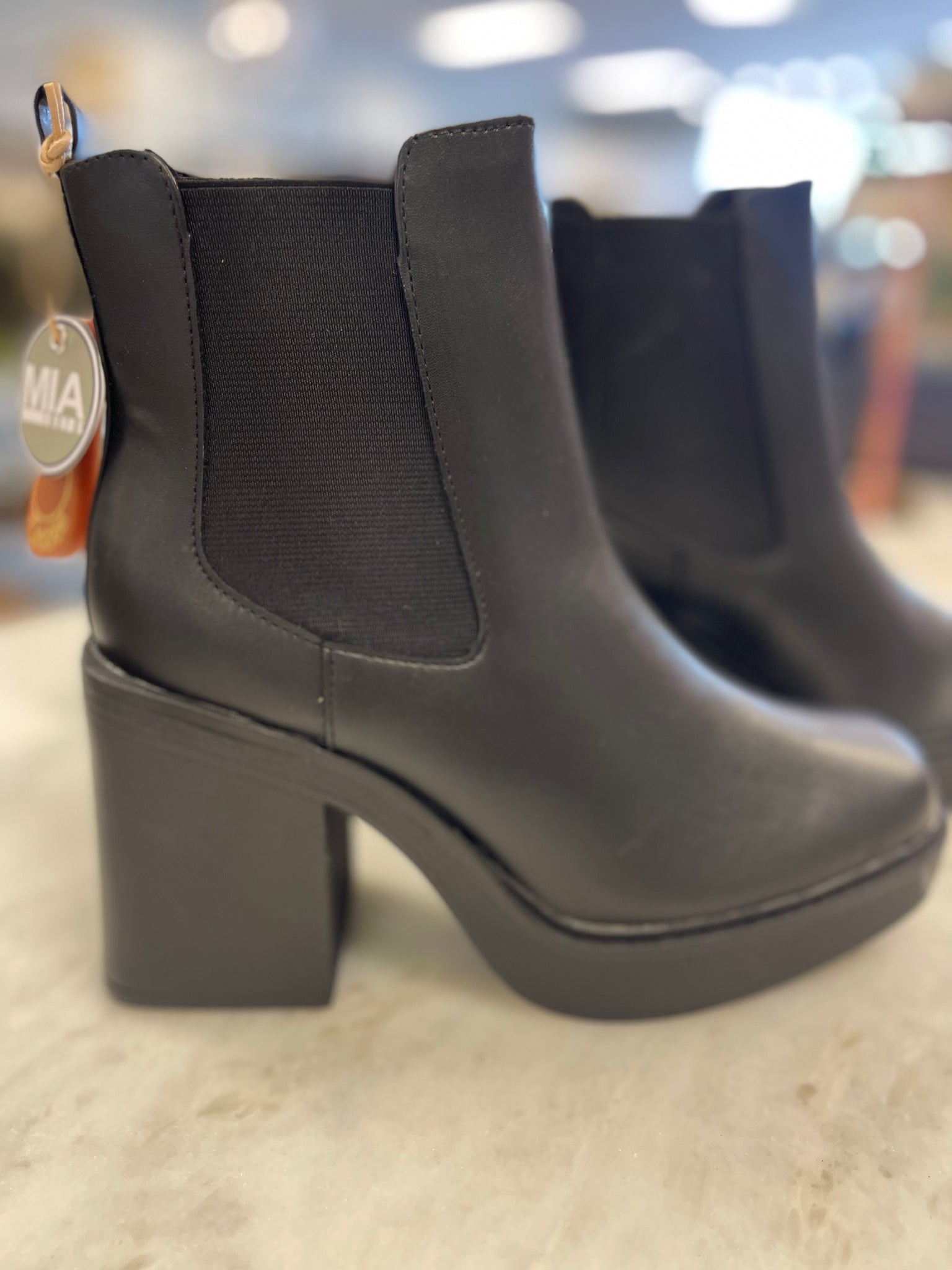 BLACK BURNAP BOOT